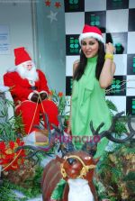 Pooja Chopra spends Christmas with children at Tata Docomo store in Bandra on 24th Dec 2009 (37).JPG